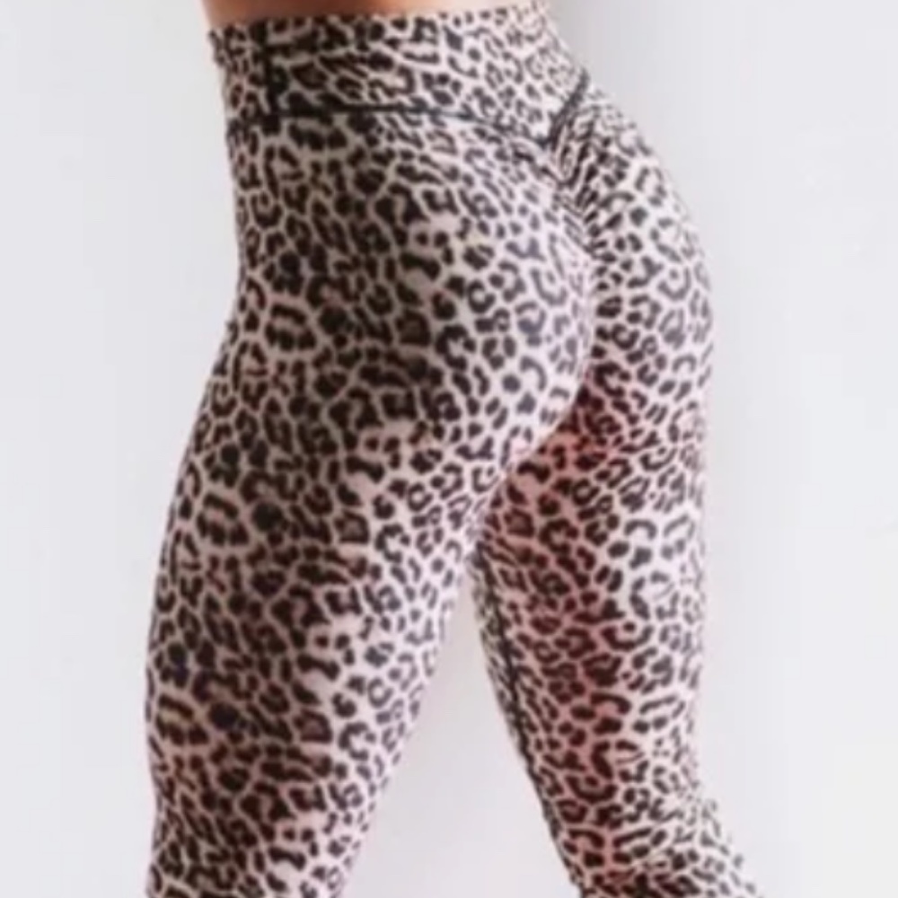 Zyia Leopard Brilliant Scrunchy What Hi-Rise 24" leg /size 6-8